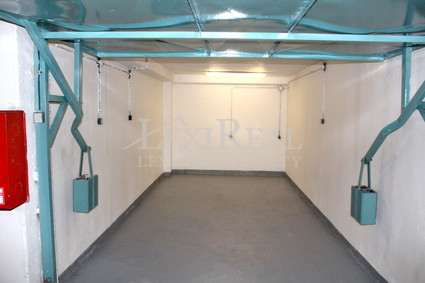 Samostatná garáž 18 m2 se zásuvky, suchá, světlá - Fotka 2